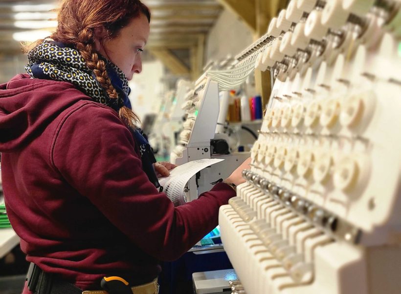 Charlène et l'équipe de production d'Orléans Textile